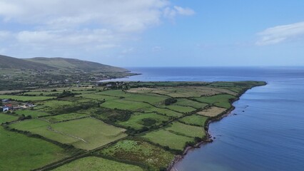 survol de Brandon point à l'extrémité nord de la péninsule de Dingle en Irlande