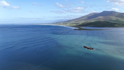 survol de la péninsule de Dingle en Irlande, entre plages falaises et montagnes
