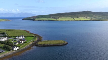survol de la péninsule de Dingle en Irlande, entre plages falaises et montagnes
