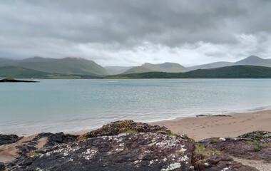 survol de la péninsule de Dingle en Irlande, entre plages falaises et montagnes