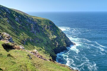 survol de la péninsule de Dingle en Irlande, entre plages falaises et montagnes