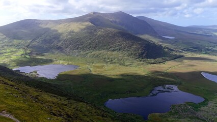 survol de la péninsule de Dingle en Irlande, entre plages falaises et montagnes