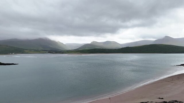survol de la p&eacute;ninsule de Dingle en Irlande, entre plages falaises et montagnes
