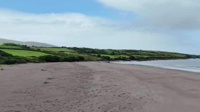survol de la p&eacute;ninsule de Dingle en Irlande, entre plages falaises et montagnes