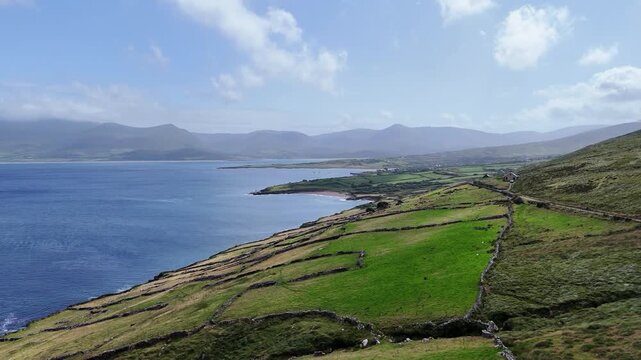survol de la p&eacute;ninsule de Dingle en Irlande, entre plages falaises et montagnes