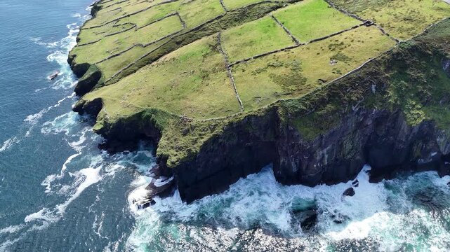 survol de la p&eacute;ninsule de Dingle en Irlande, entre plages falaises et montagnes