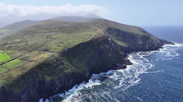 survol de la p&eacute;ninsule de Dingle en Irlande, entre plages falaises et montagnes