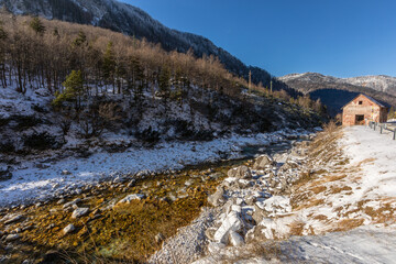 vista panoramica sul torrente Rio del Lago in mezzo alle montagne innevate, tra i paesi di Tarvisio...