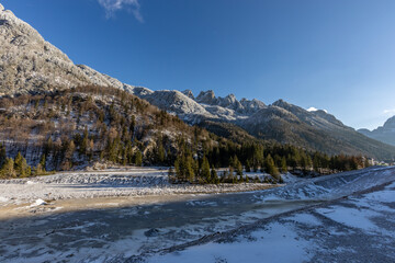 vista panoramica sul bellissimo paesaggio naturale di montagna vicino al paese di Cave del Predil, nel Friuli Venezia Giulia nord-orientale, di giorno, in inverno