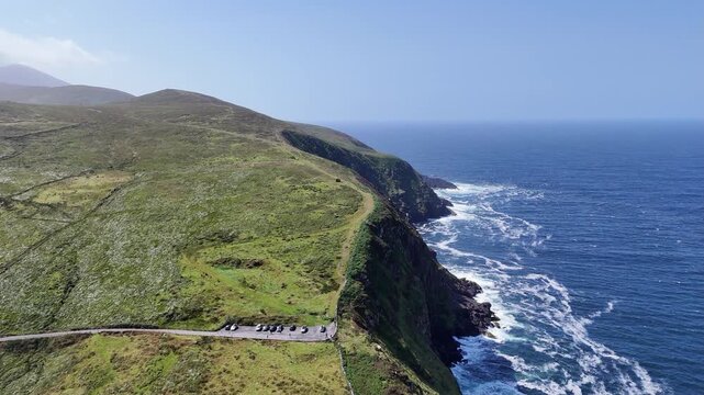survol de la p&eacute;ninsule de Dingle en Irlande, entre plages falaises et montagnes