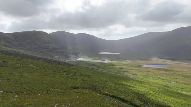 survol de la p&eacute;ninsule de Dingle en Irlande, entre plages falaises et montagnes
