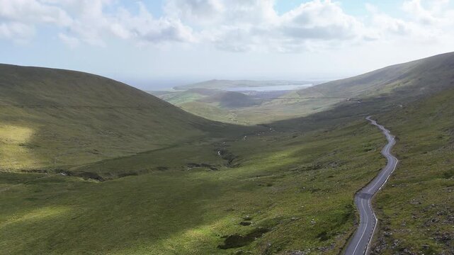 survol de la p&eacute;ninsule de Dingle en Irlande, entre plages falaises et montagnes