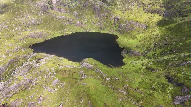 survol de la p&eacute;ninsule de Dingle en Irlande, entre plages falaises et montagnes