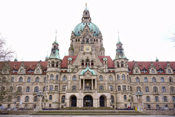 Obraz premium Front view of the New Town Hall Neues Rathaus in Hanover, Germany, an iconic landmark with grand architecture, popular with tourists.