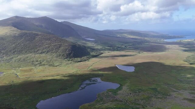 survol de la p&eacute;ninsule de Dingle en Irlande, entre plages falaises et montagnes