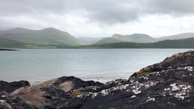 survol de la p&eacute;ninsule de Dingle en Irlande, entre plages falaises et montagnes