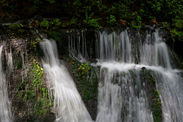 Obraz premium 森林の中に佇む美しい滝 軽井沢白糸の滝