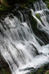 Obraz premium 白糸の滝の繊細な流れと岩肌の調和