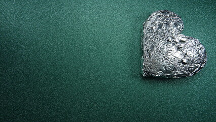 Srebrne serce na zielonym tle © tomo81