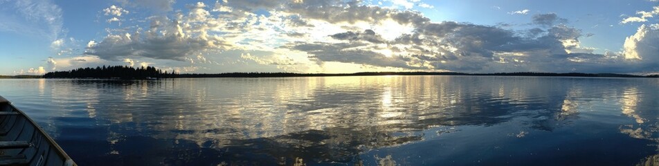 Naklejka premium Serene lake vista with dramatic clouds reflected