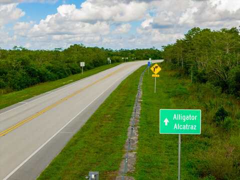 Fototapeta Road sign to Alligator Alcatraz Miami Florida