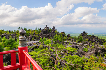 鬼押出し - 赤い欄干と鬼押出しの風景