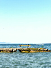 Fototapeta premium Banc et table sur la jetée du lac Léman