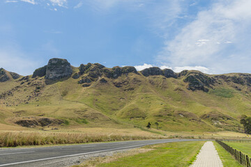 ニュージーランド　ホークス・ベイ地方にあるワイマラマ・ロードから見上げたテ・マタ・ピーク
