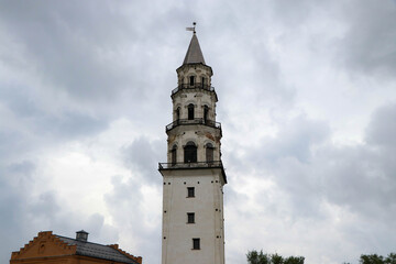 Obraz premium The photograph captures an ancient tower with a tilt similar to the Pisa Tower