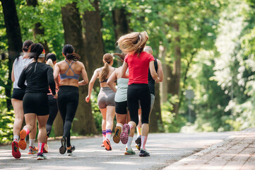 Obraz premium Adults are running together. Group of people are outdoors