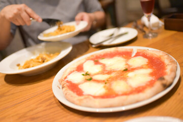 ピザとパスタを取り分ける