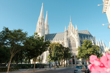 Votivkirche Wien mit Bäumen im Vordergrund © Michael