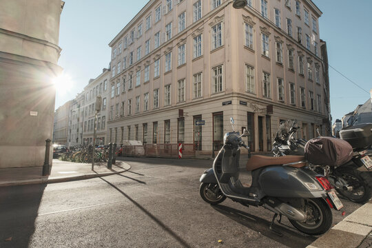 Vespa in Altstadt Wiens am fr&uuml;hen Morgen