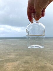 透明なガラス瓶と海の風景