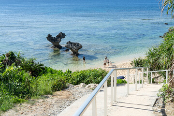 古宇利島 ティーヌ浜のハートロックへと続く階段