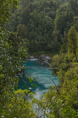 ニュージーランド　ウェスト・コースト地方にあるホキティカ渓谷を流れる川に架かる吊り橋