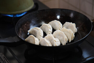 餃子を焼く様子