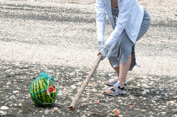 スイカ割りをする女性