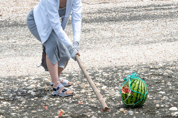 スイカ割りをする女性