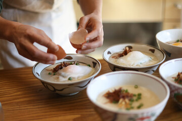 	エビのお粥を作る女性