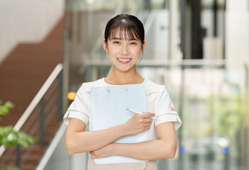 クリニックで働く若い女性「撮影協力：スカパー東京メディアセンター」