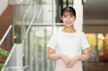 クリニックで働く若い女性「撮影協力：スカパー東京メディアセンター」