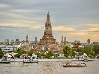 Naklejka premium Wat Arun, Bangkok Thailand - 2025