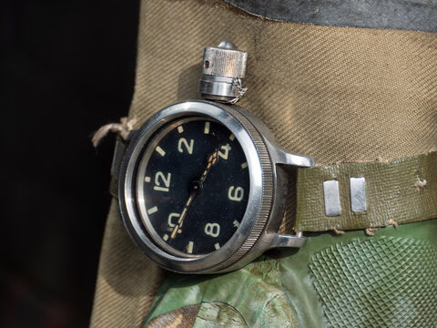 Vintage Divers Watch Featuring Military Aesthetic Design