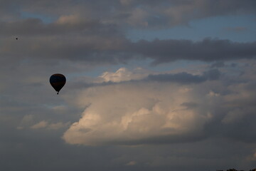 Montgolfière dans les nuages 