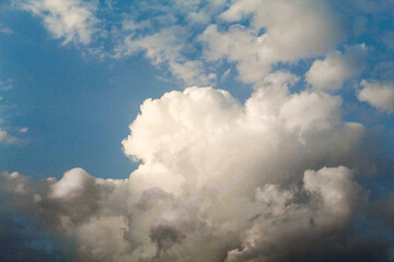 Obraz premium White fluffy cumulus clouds on blue sky