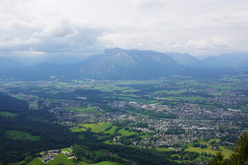 Obraz premium The panorama of Salzburg and the Untersberg mountain ridge from Gaisberg mountain, Austria