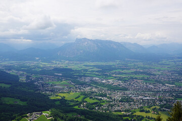 Obraz premium The panorama of Salzburg and the Untersberg mountain ridge from Gaisberg mountain, Austria
