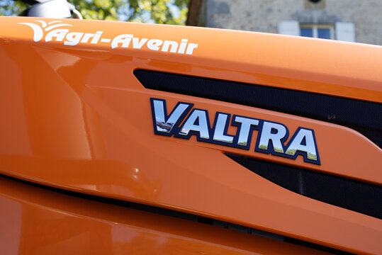 Tracteur de la marque Valtra appartenant au groupe nord-am&eacute;ricain AGCO, France