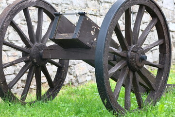Obraz premium Wooden Cannon Cart Antique Artillery Display